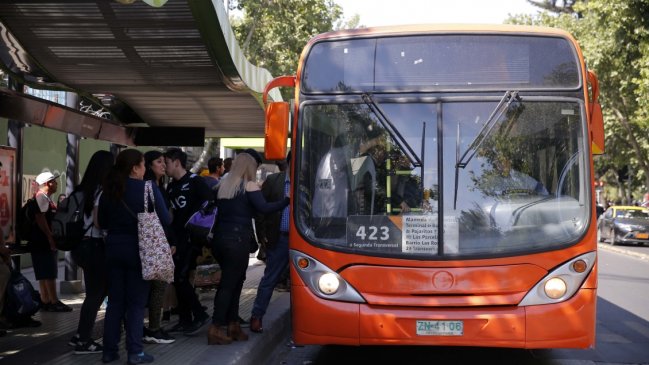 Santiago: Gobierno anunció licitación del transporte público que estatiza la flota de buses