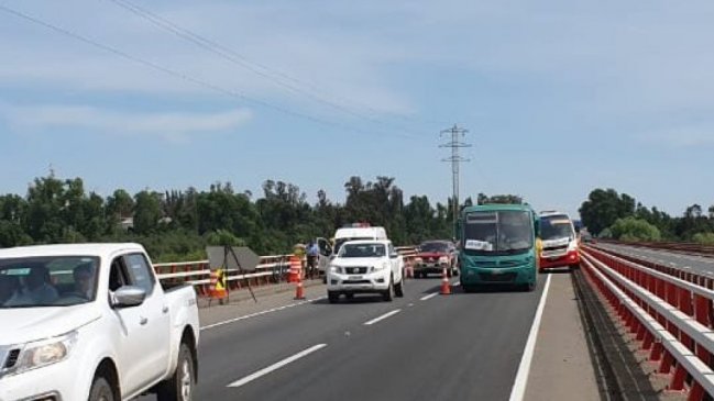 Siete lesionados dejó colisión por alcance entre cuatro vehículos sobre el puente Ñuble