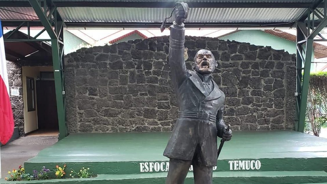 Armada recuperó estatua de Arturo Prat que había sido derribada y quemada en Temuco
