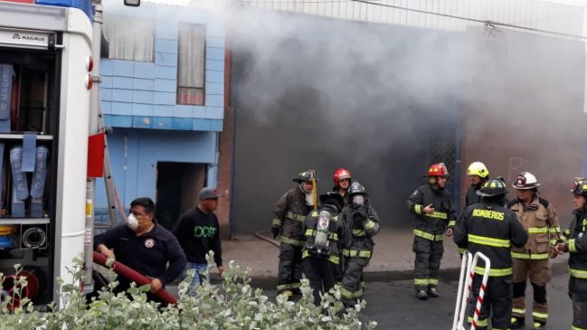 Bombero cayó a pozo séptico mientras combatía incendio en Antofagasta