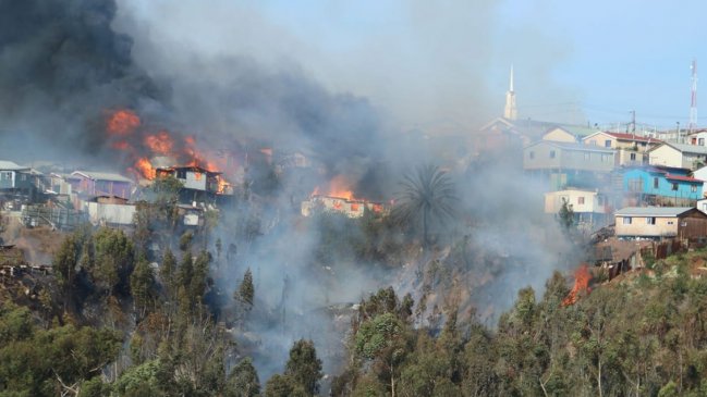 Múltiples incendios forestales mantienen alerta roja en Valparaíso