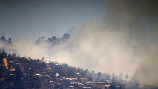 Incendios en Valparaíso: Intendente evalúa querellas por delito terrorista