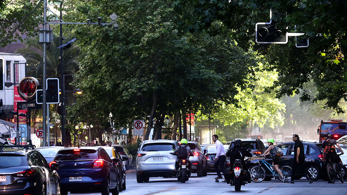 Gobierno inicia reparación de semáforos en Santiago: Inversión alcanza los 1.200 millones