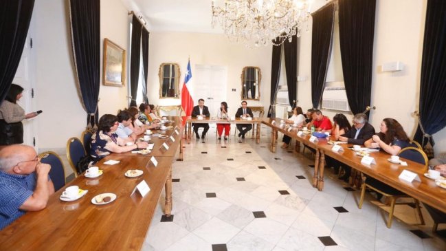 Vocera de Gobierno se reunió con dirigentes vecinales en La Moneda