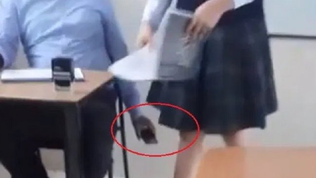 Funan a profesor por grabar debajo de las faldas de alumnas