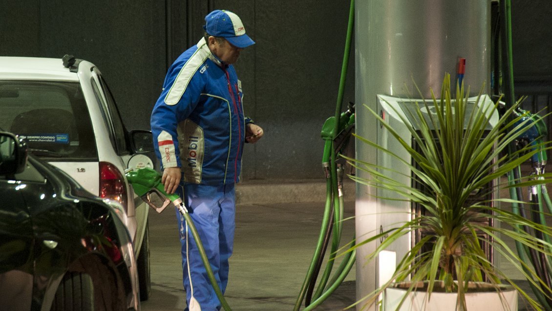 Tras cuatro semanas congelados, este jueves suben los precios de las bencinas