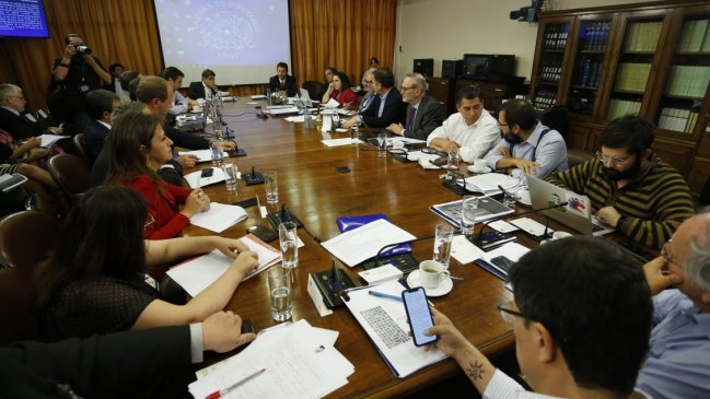 Asesores parlamentarios protestaron en el Congreso por rebaja en asignaciones