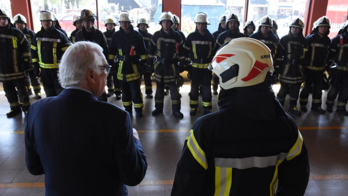 Intendente homenajeó a los bomberos de Puerto Montt: 