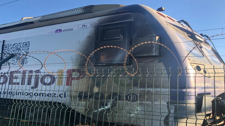 Biotrén sufrió ataque incendiario: Turba arrojó acelerantes y le prendió fuego