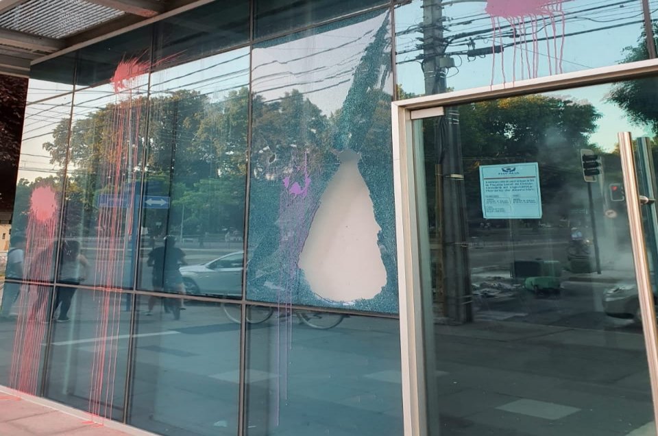 Sujetos acusados de apedrear la Fiscalía de Chillán quedaron libres y sin medidas cautelares