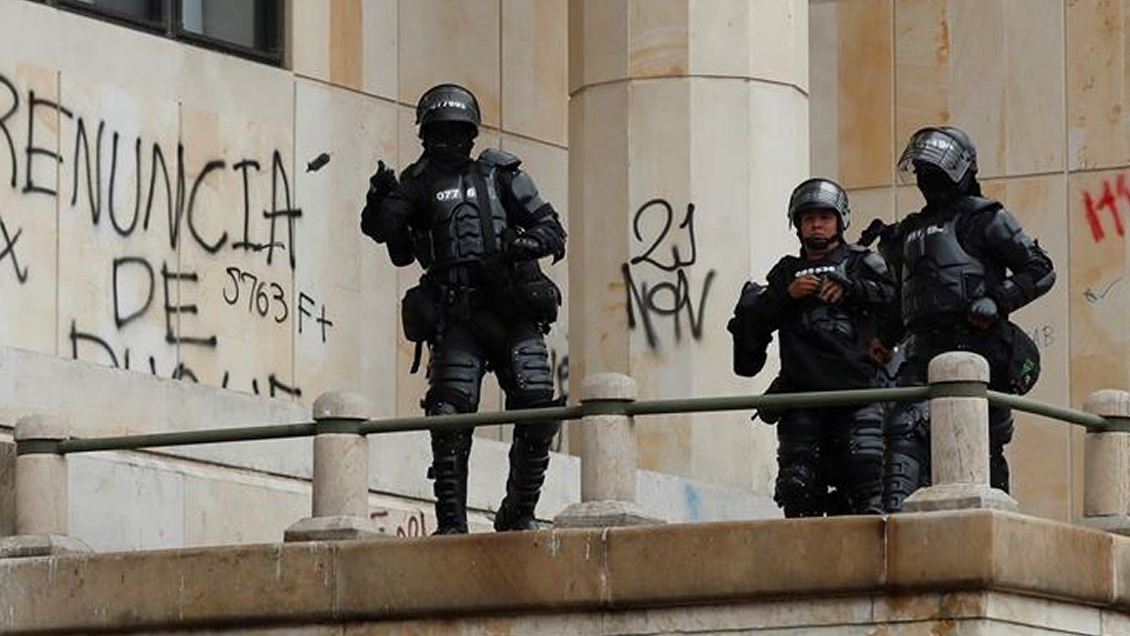 Tres policías muertos y siete heridos en atentado en Colombia