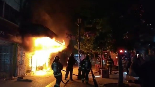 Encapuchados incendiaron banco y zapatería en Talca