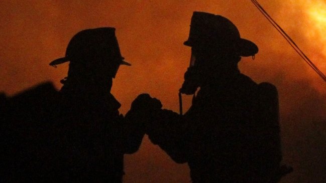 Bomberos combate incendio en taller mecánico en Puerto Montt