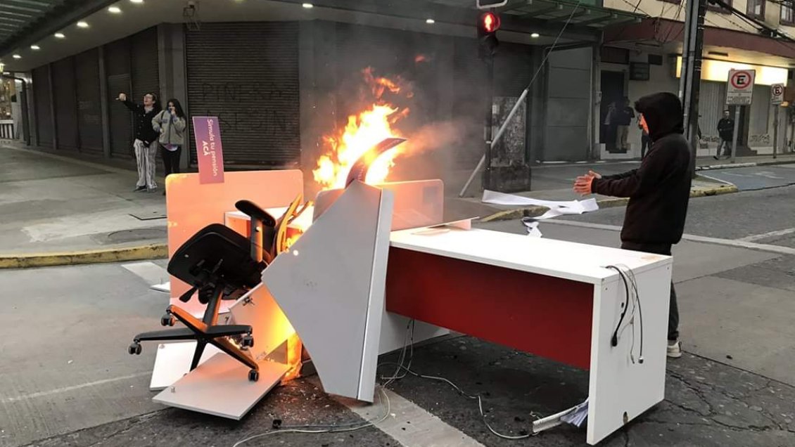 Destrozos en la Gobernación de Llanquihue dejaron a trece personas detenidas