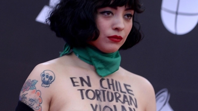 Carabineros anunció posibilidad de presentar acciones legales contra Mon Laferte tras acusarlos de incendiar el Metro