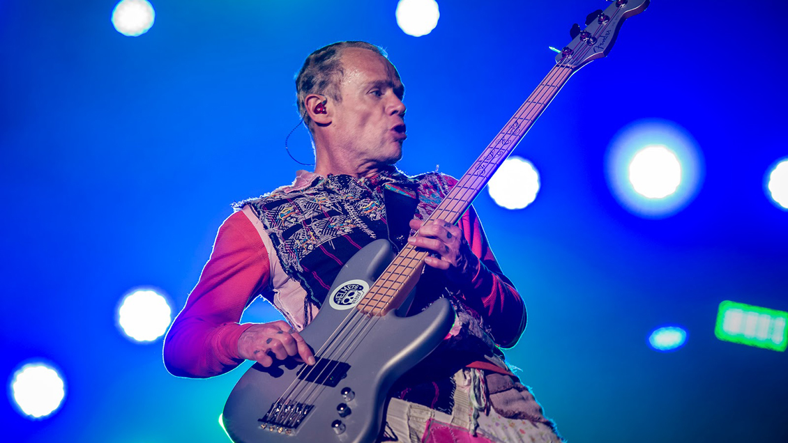 Bajista de Red Hot Chili Peppers envió su apoyo a las movilizaciones en Chile