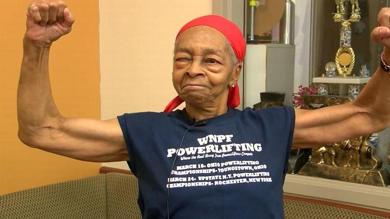 Abuela fisicoculturista le dio una paliza a ladrón que ingresó a su casa