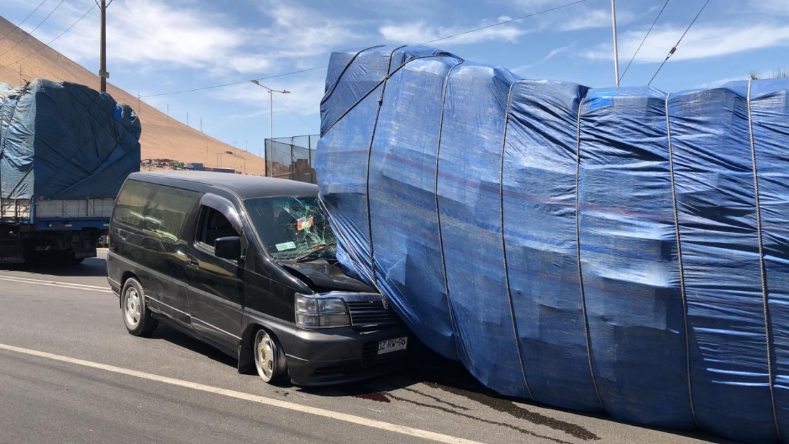 Acoplado de camión volcó y aplastó parte de un vehículo en Iquique