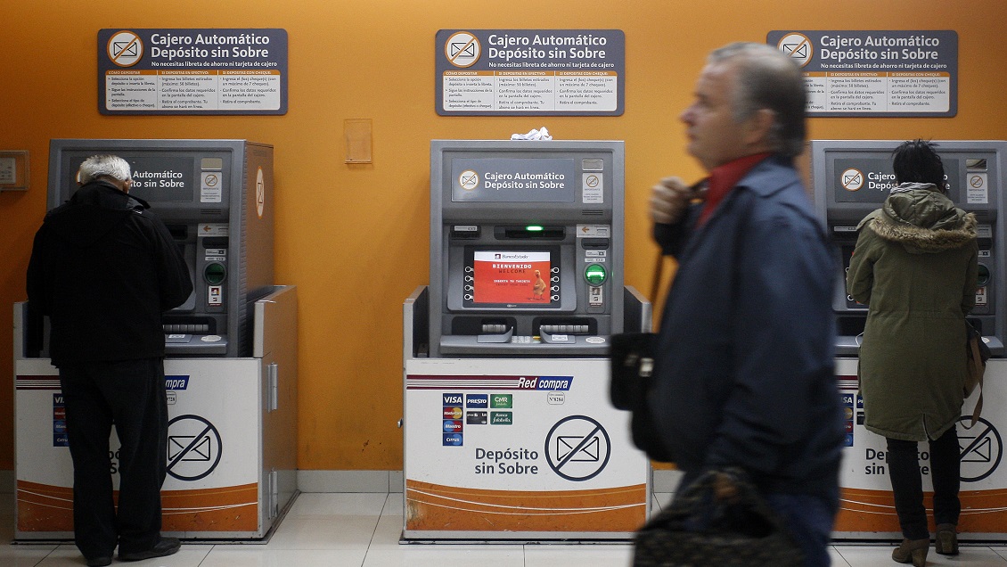 Adultos mayores con Cuenta RUT tendrán tres transacciones gratis al mes