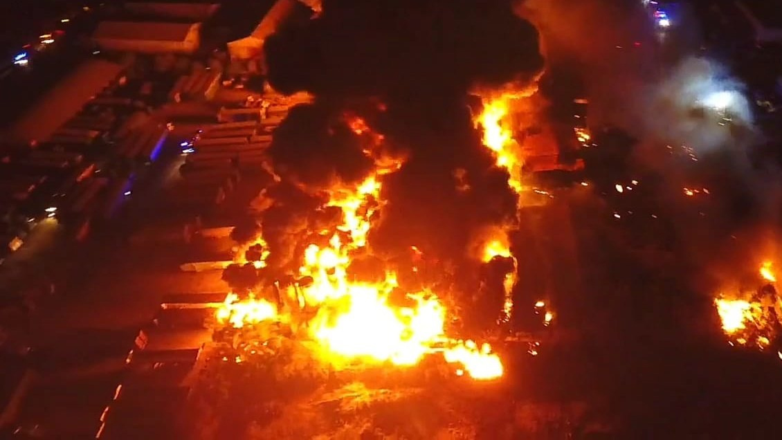 Controlan gigantesco incendio en fábrica de productos químicos en Lampa