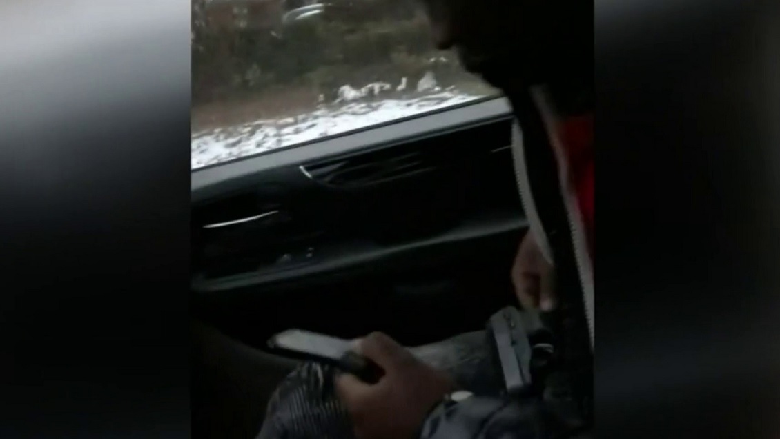 Una joven grabó a su pololo preparando arma para matarla