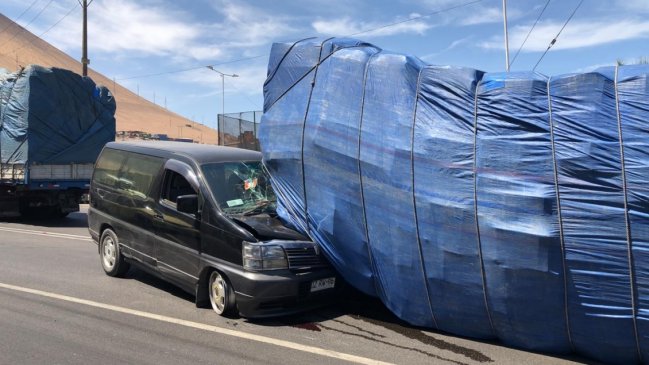 Acoplado de camión volcó y aplastó parte de un vehículo en Iquique