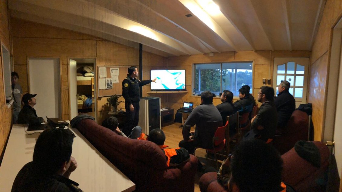 La Armada continúa búsqueda de tripulante desaparecido de motonave hundida en Palena