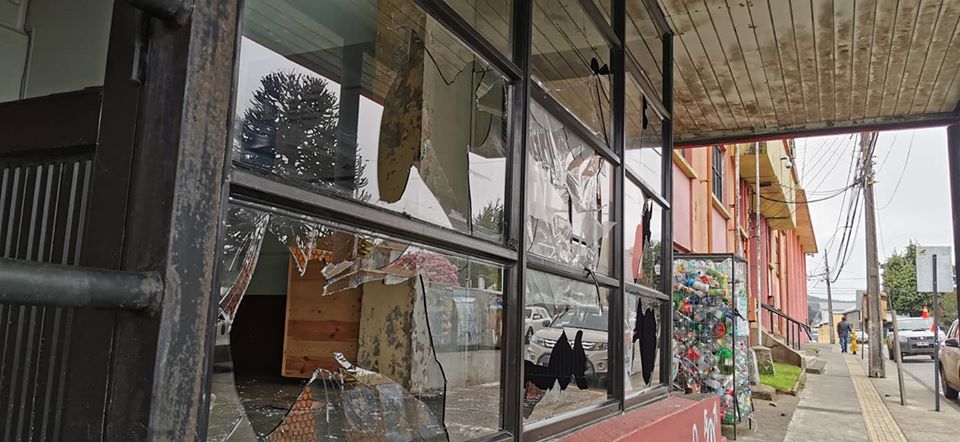 Dos jóvenes fueron detenidos por destrozos y desórdenes en el centro de Ancud