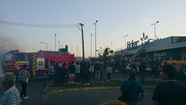 Bomberos controla incendio en supermercado que ya había sido saqueado en San Ramón