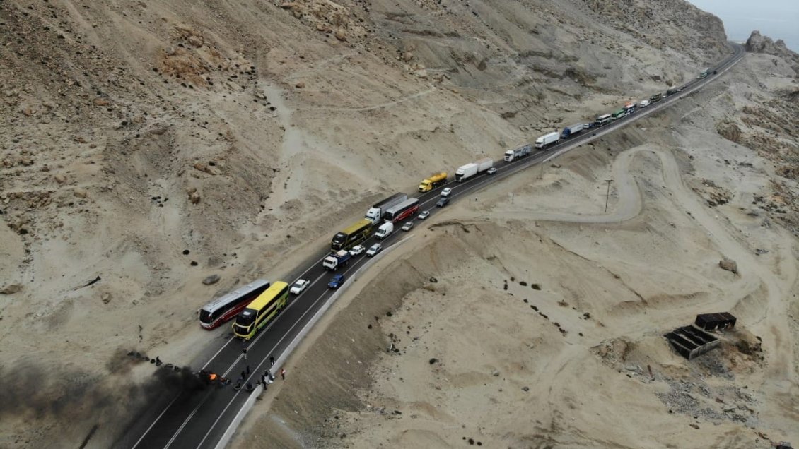 Chañaral: Por cerca de ocho horas barricadas cortaron el paso de camiones en Ruta 5