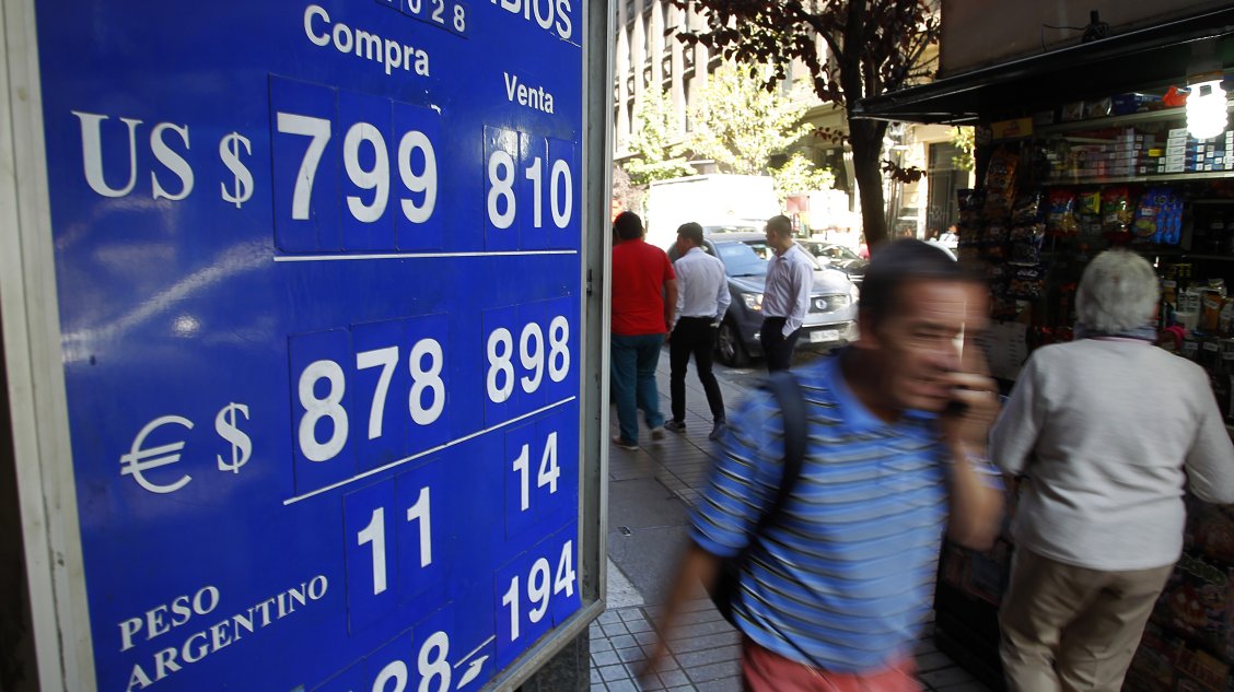 Dólar supera con holgura los 800 pesos y anota nueva marca histórica