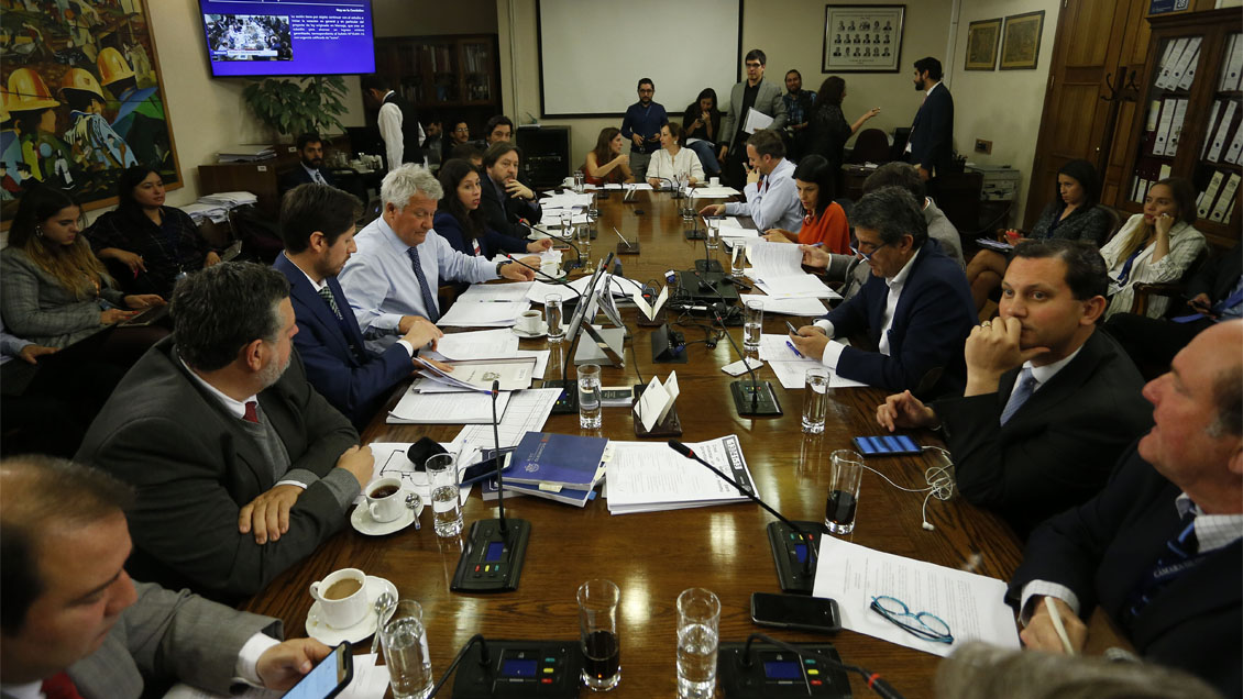 Comisión aprobó indicación que fija ingreso mínimo en 550 mil pesos brutos