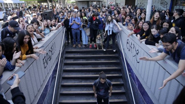 Académico sugiere instalar validadores en superficie para evitar evasiones en el Metro