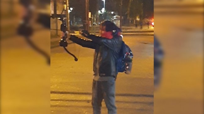 En prisión preventiva quedó joven que amenazó a Carabineros con arco y flechas