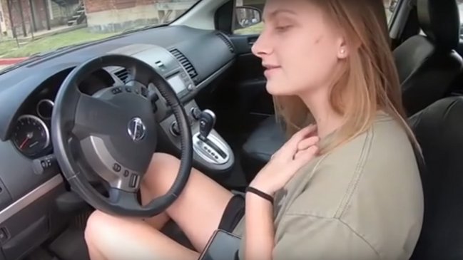 Pareja le regaló un auto a mesera que caminaba más de 20 kilómetros todos los días