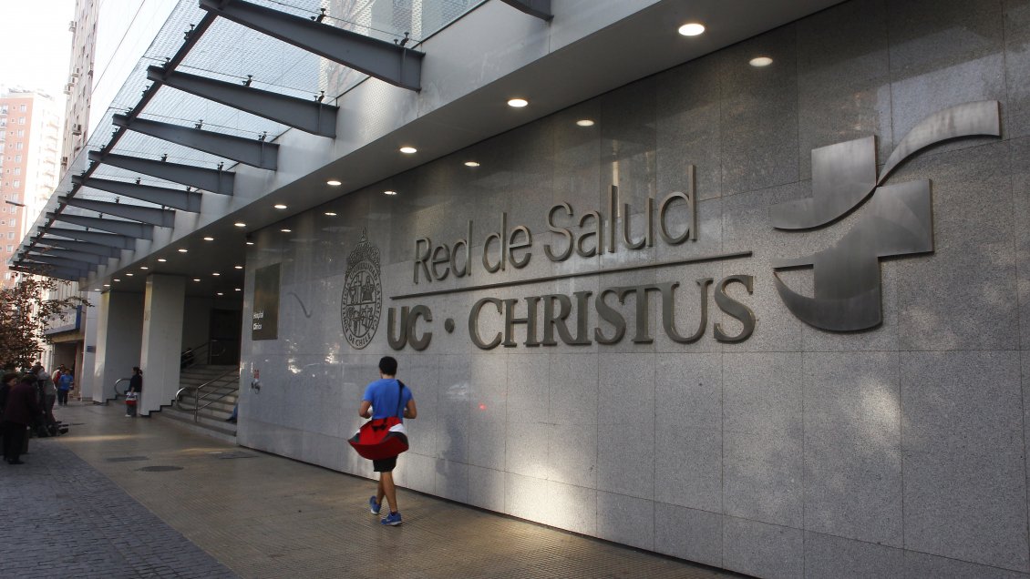 PUC: Turba encapuchada intentó arremeter contra la casa central, a través del Hospital Clínico