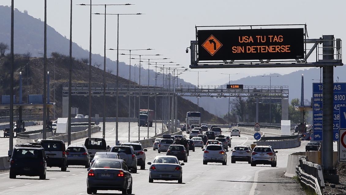 Autopistas denuncian daños en más de 50 plazas de peaje durante la crisis social
