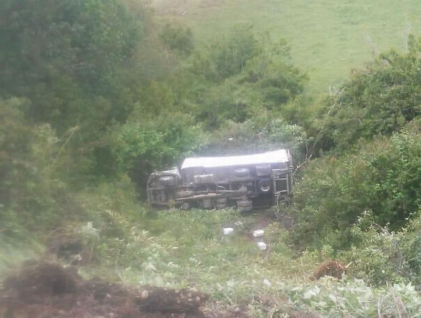 Camión con formalina cayó a un barranco y provocó emergencia química en Los Lagos