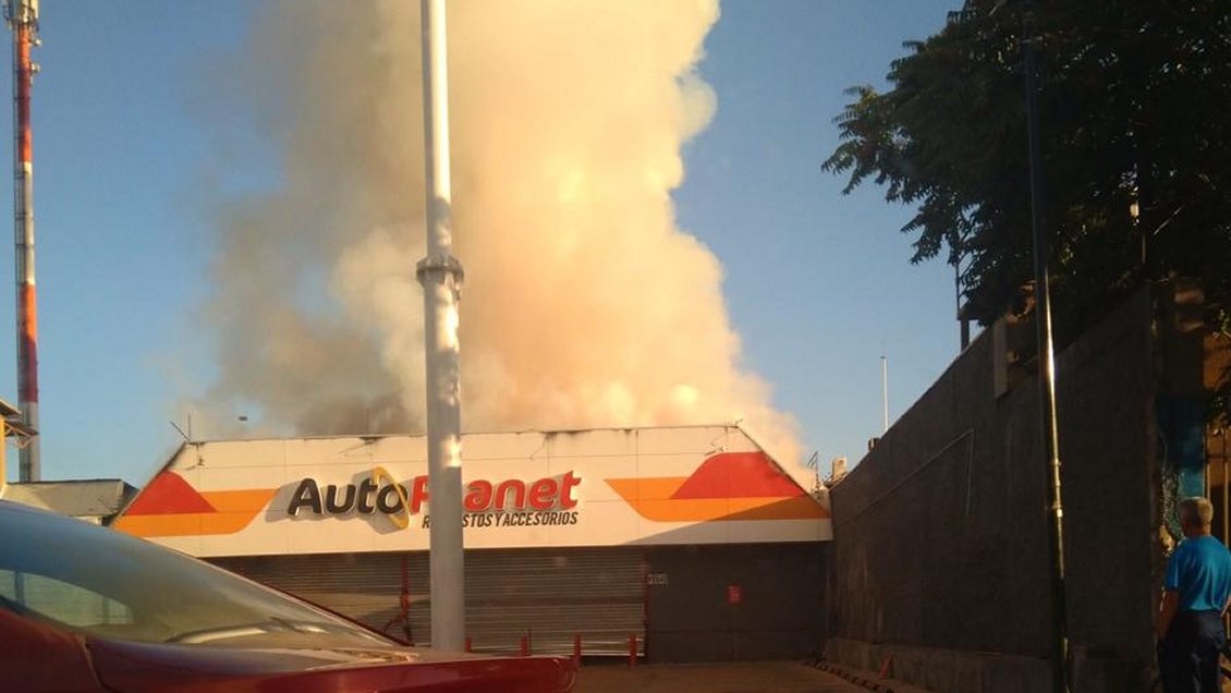 Bomberos controló incendio que afectó a tienda Autoplanet en Pudahuel