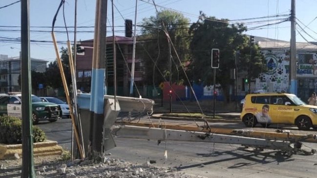 Choque de vehículo con poste causó corte de luz en Rancagua