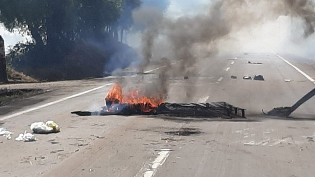 Con barricadas comunidades mapuches rechazan relleno sanitario en Collipulli