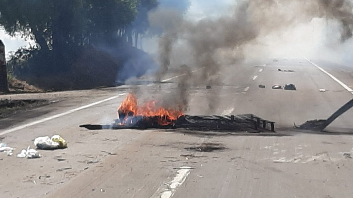 Con barricadas comunidades mapuches rechazan relleno sanitario en Collipulli