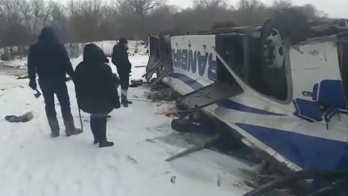 Bus cayó a un río congelado y provocó la muerte de 18 personas en Rusia