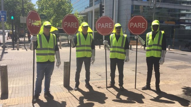 Municipios de Santiago y Las Condes contrataron a vecinos para dirigir el tránsito