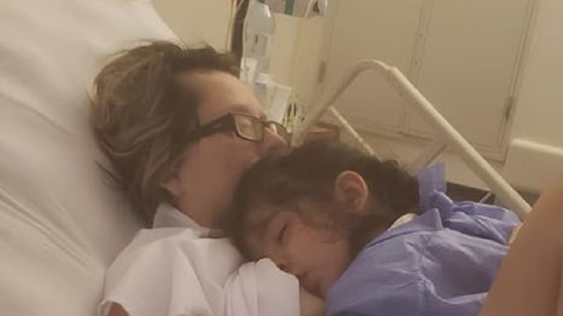 Mamá despertó de coma para darle pecho a su hija