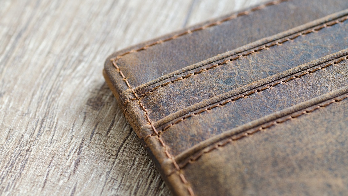 Encontró un billete con un emotivo mensaje y halló a la dueña mediante redes sociales