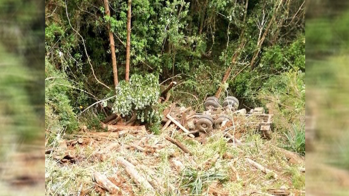 Murió conductor de camión que volcó en Mariquina