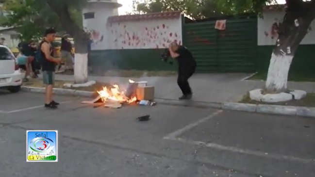 Bomba lacrimógena impactó a camarógrafo en el rostro: Fue lanzada desde una tenencia de Carabineros