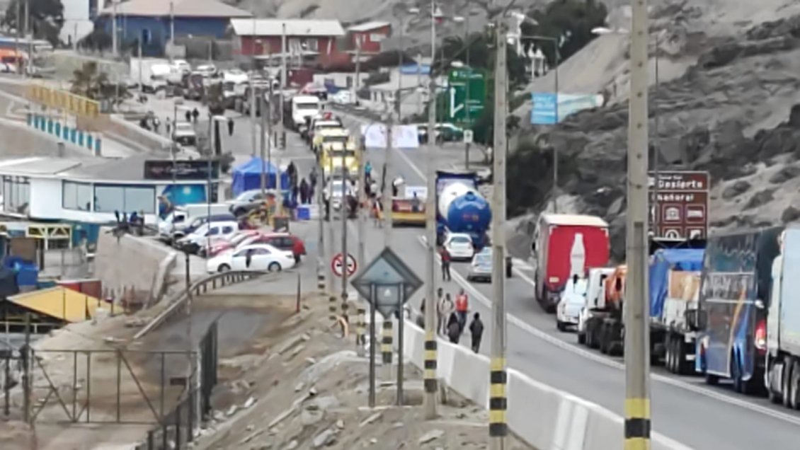 Pescadores de Chañaral cortaron la ruta y dan pan con pescado a automovilistas varados