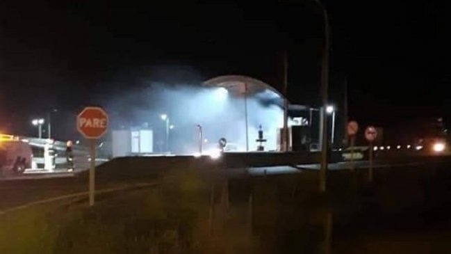 Desconocidos quemaron caseta de peaje en Pelequén
